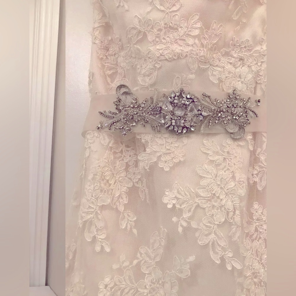 Vera Wang Lace Strapless Wedding Gown - Picture 3 of 10